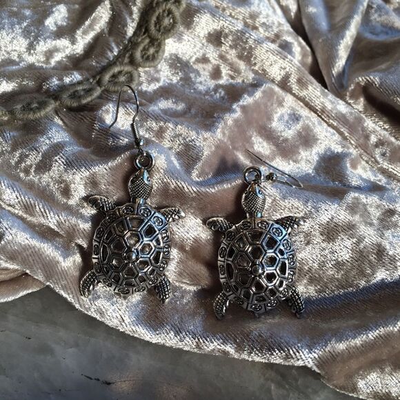 ADORABLE SILVER Plated Turtle Earrings! - Picture 7 of 16
